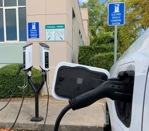 關(guān)于汽車充電樁的標(biāo)準(zhǔn)化與個性化服務(wù)探討